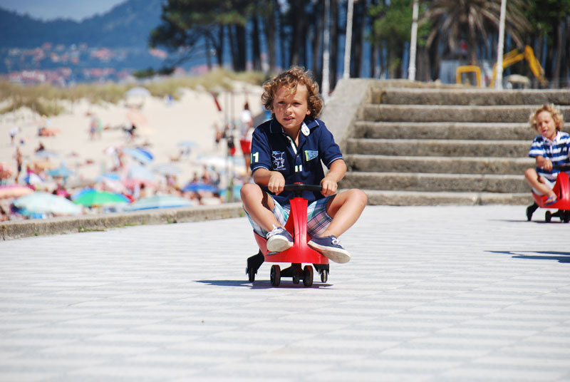 Ellos decidirán a donde quieren ir. Simplemente girando el volante se pondrán en marcha y luego decidirán con ayuda del volante y su cuerpo la dirección a tomar.